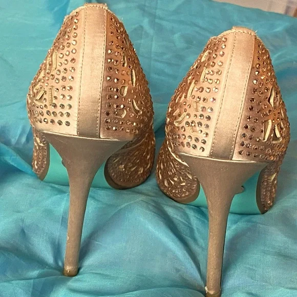 EUC w/box,Blue by Betsey Johnson Elsa Princess pumps,rose gold,ABS crystals, 8 - Picture 7 of 16